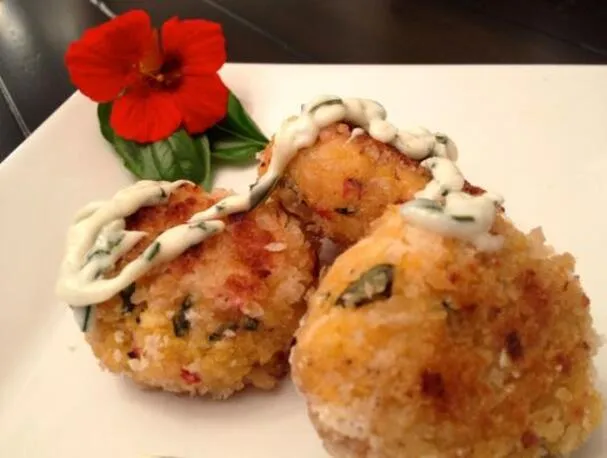 Slider di granchio con aioli al basilico