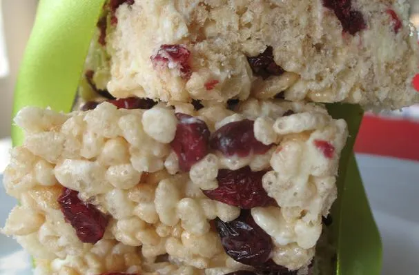 Quadrotti di Rice Krispies al Mirtillo Rosso e Cioccolato Bianco