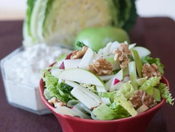 Insalata invernale croccante con condimento all'acero e gorgonzola