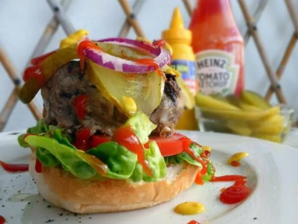 Un hamburger di manzo all'americana