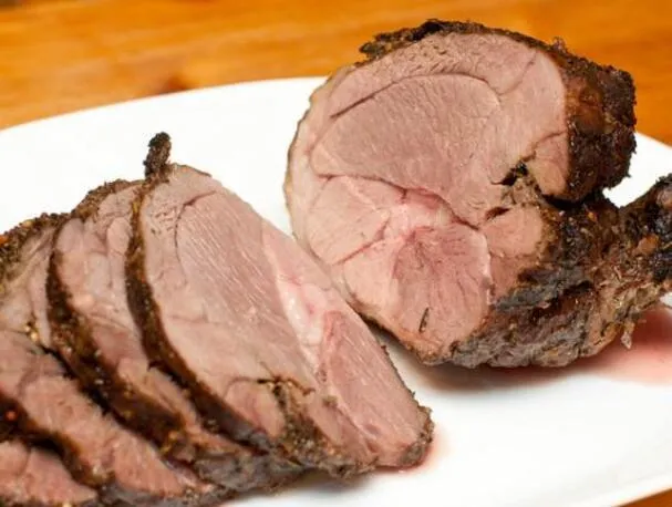 Arrosto di coscia di agnello all'aglio con rosmarino e prezzemolo