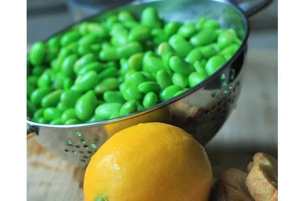 Crostini di edamame al limone Meyer e shiso