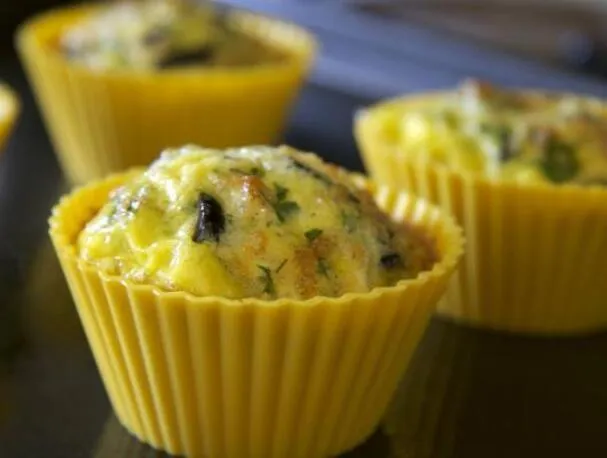 MUFFIN ALLE UOVA CON FORMAGGIO DI CAPRA