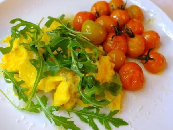 UOVA STRAPAZZATE CON RUCOLA E POMODORINI