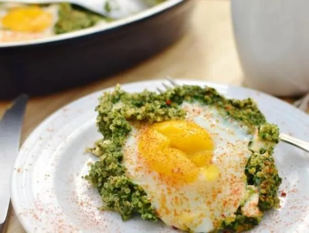 Colazione di quinoa con uova e spinaci