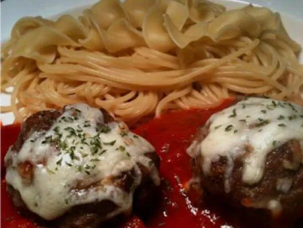 Polpette fatte in casa extra large con pasta