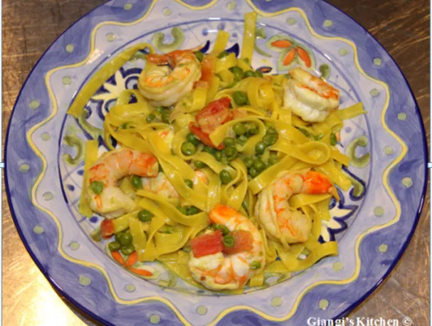 Fettuccine con gamberi, piselli, pomodori con salsa di panna