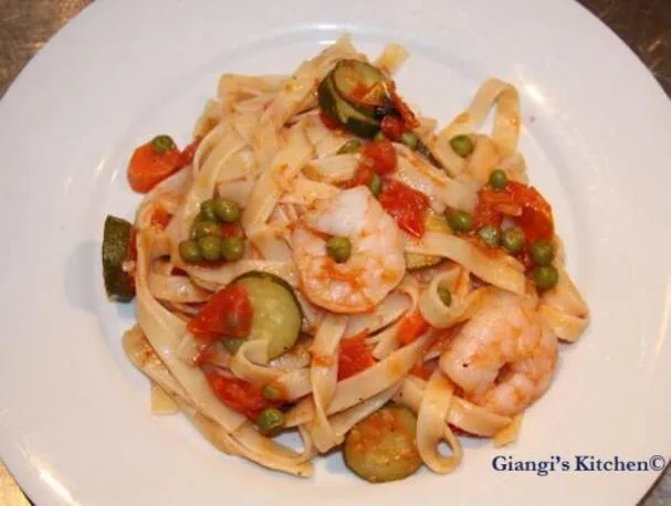 Fettuccine con gamberi e verdure