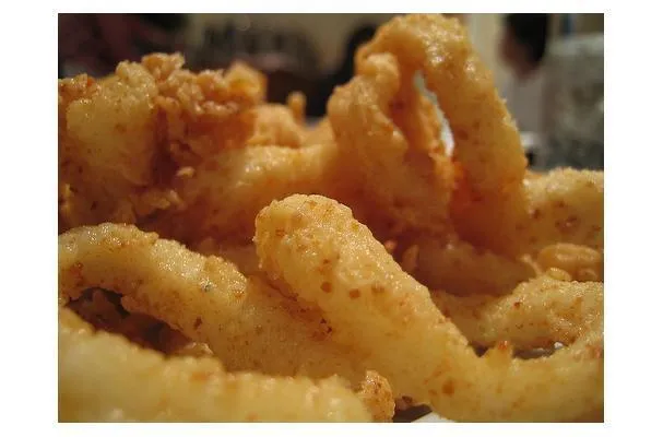 Calamari fritti con maionese piccante alle acciughe