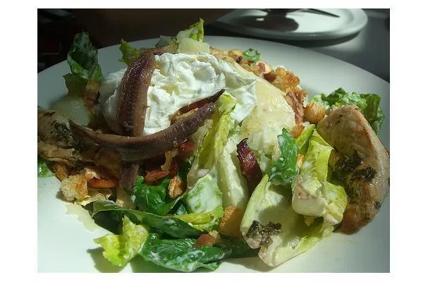 Insalata Cesare al pollo all'aglio