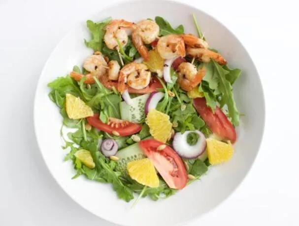 Gamberi all'aglio con insalata di rucola all'arancia