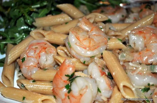 Pasta con gamberi all'aglio e insalata di rucola