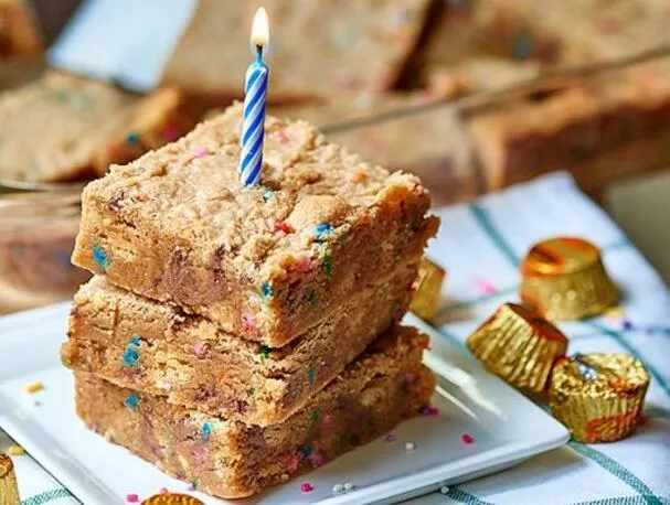 Blondies al burro di arachidi e Oreo dorati