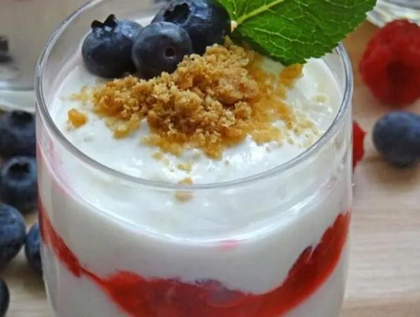Vasetti di yogurt greco a strati con bacche macerate al limoncello