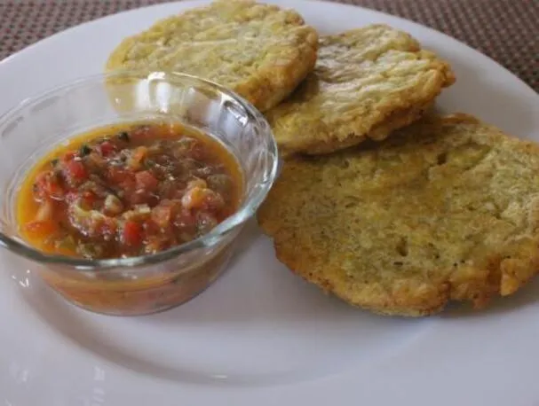 Pancake di platano verde con formaggio e salsa di pomodoro e scalogno (Arepa de Platanos Verde con Queso y Salsa de Tomate y Cebolla)
