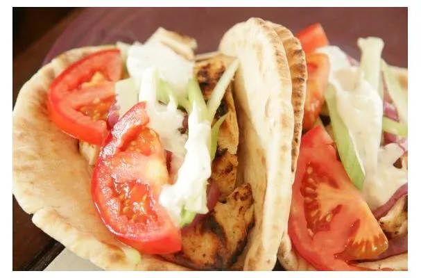 Gyros di pollo alla griglia con salsa tzatziki