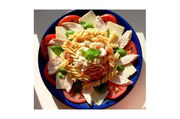 Insalata di pasta con pollo grigliato
