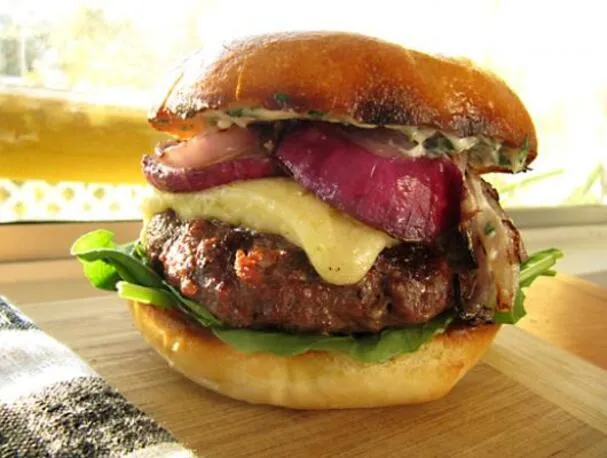 Hamburger di Chuck alla Griglia con Cheddar Extra Forte e Aioli al Limone e Aglio