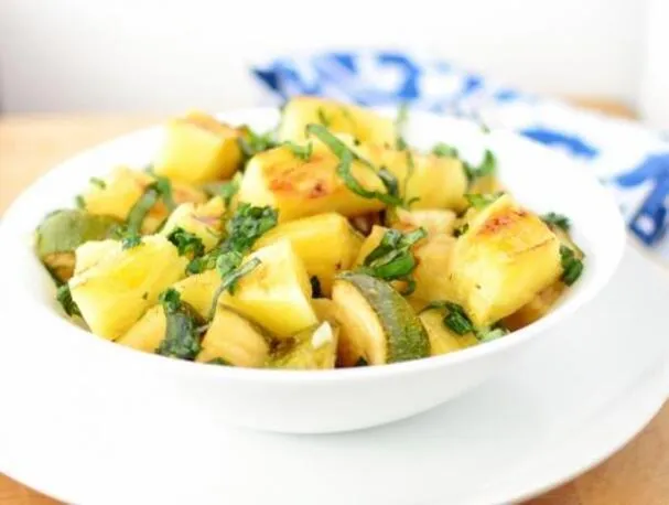 Insalata di zucchine e ananas grigliate