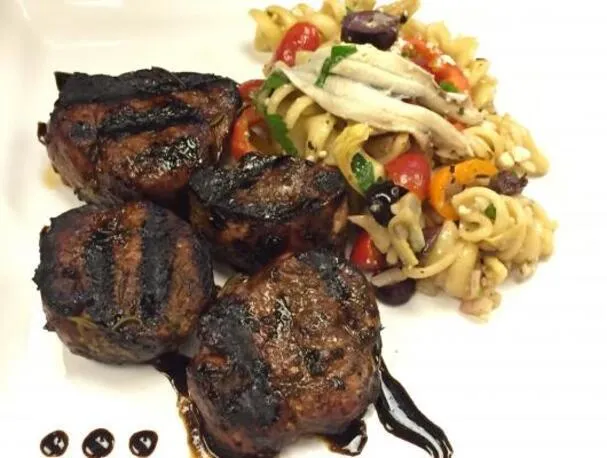 Medaglioni di maiale grigliati con glassa al miele e aceto balsamico e insalata di pasta