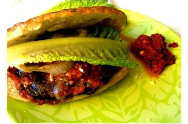 Hamburger di funghi Portobello grigliati con crema di peperoni arrostiti e pomodoro