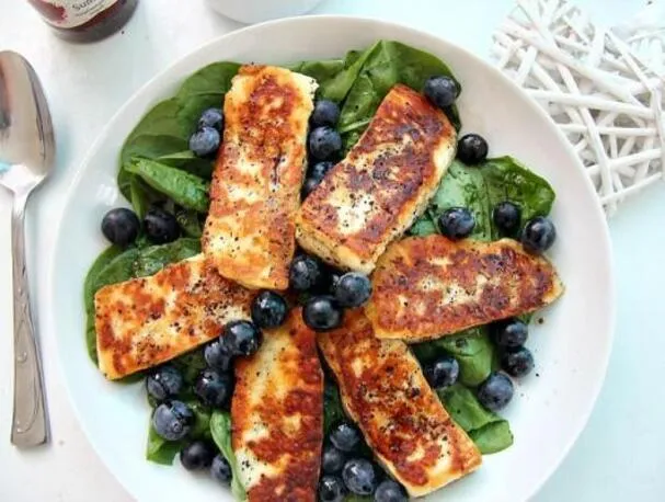Insalata di halloumi, mirtilli e spinaci