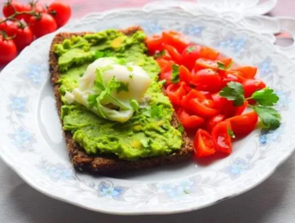 Colazione sana con avocado e uova in camicia
