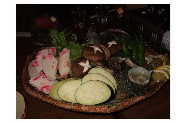 Trota ripiena di erbe con spiedini di verdure