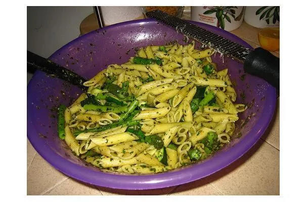 Pasta con asparagi e limone