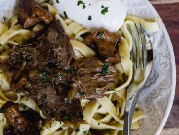 STROGANOFF DI MANZO ALLA FRANCESE CON CIPOLLA IN PENTOLA A PRESSIONE