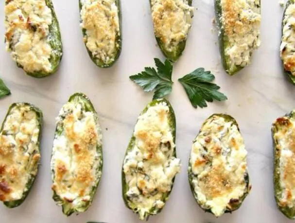 Peperoni jalapeño ripieni di formaggio feta