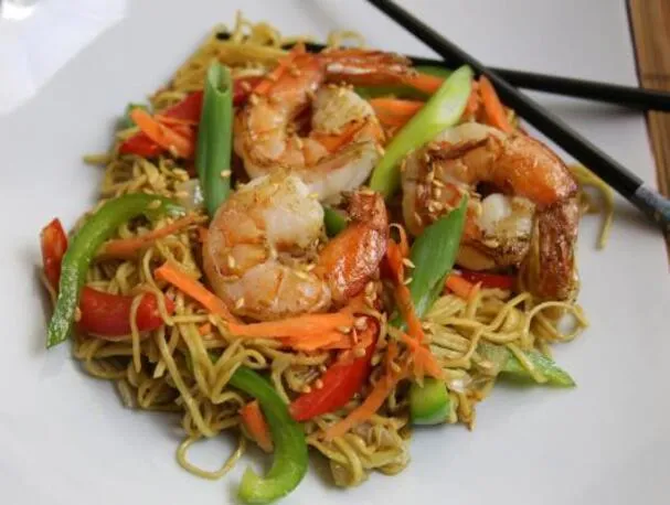 Noodles saltati con gamberi in stile giapponese