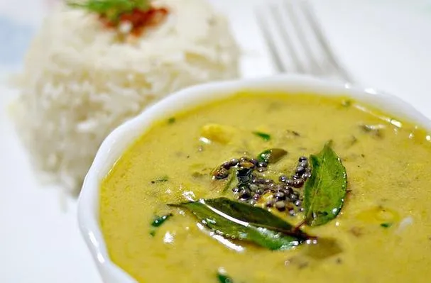 Kadhi Chawal (Curry allo yogurt con riso)