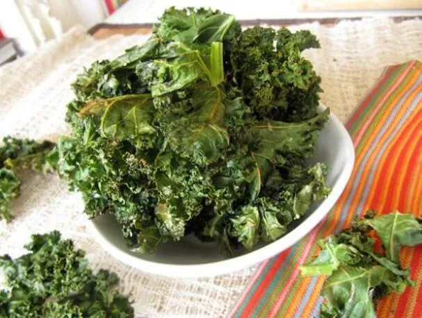 Chips di cavolo nero con parmigiano e aglio