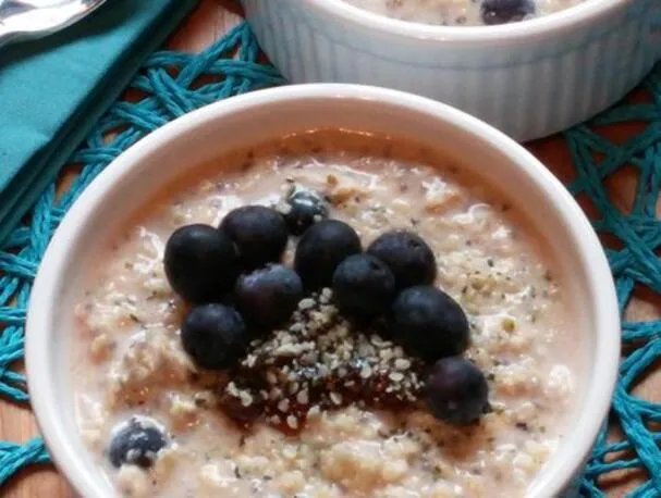 B & B Sunrise: cereali per la colazione con banana, mirtilli e semi di chia