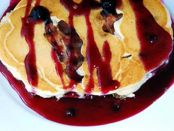 Pancake al bacon e mirtilli