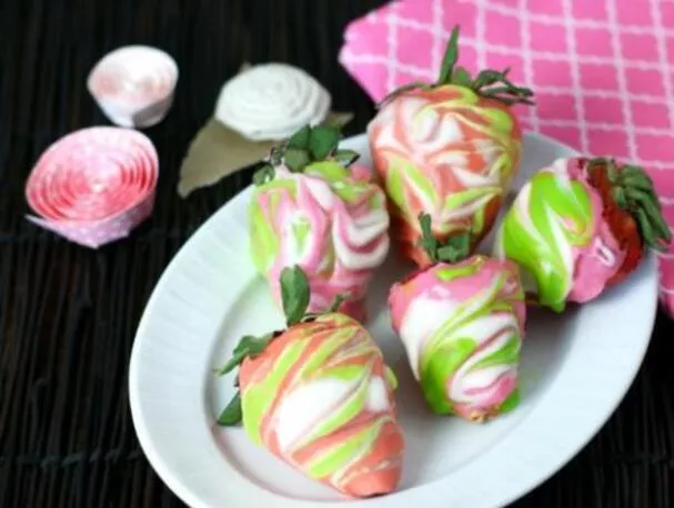 Fragole ricoperte di cioccolato marmorizzato