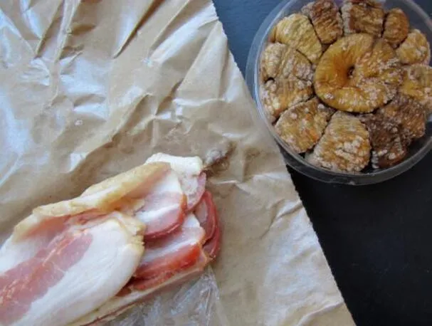 Fichi secchi avvolti nella pancetta