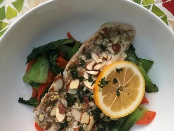 Merluzzo al forno con crosta di mandorle e bok choy e peperoni saltati