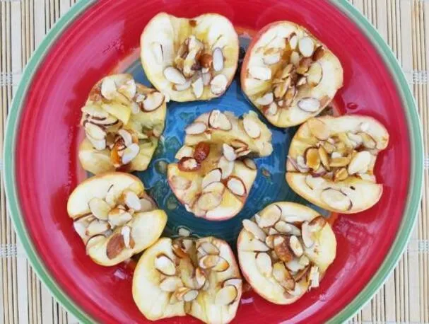 Mele al forno con miele e mandorle a scaglie