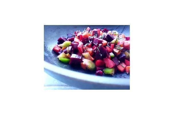 Insalata mista di verdure con rosmarino e sumac