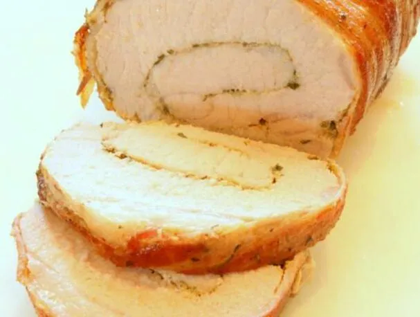 Lombata di maiale ripiena di senape ed erbe aromatiche avvolta nella pancetta
