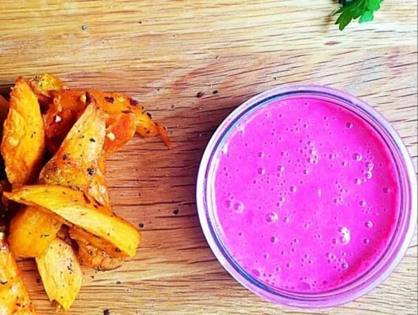 Patate dolci arrostite al forno con salsa allo yogurt e barbabietola