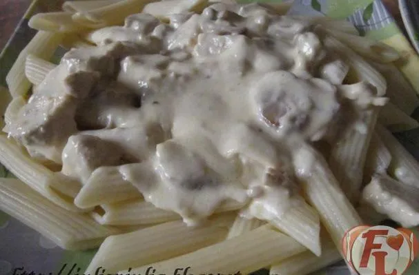 Penne rigate con crema di funghi e pollo