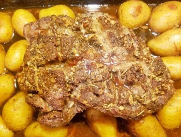 Cosciotto d'agnello perfetto con patate dorate arrosto
