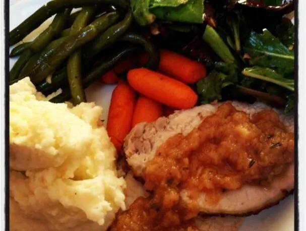 Arrosto di lombo di maiale perfetto e salsa di mele fatta in casa al rosmarino