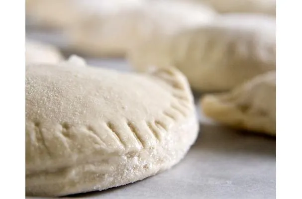 Pierogi di patate e pancetta con scalogni caramellati e noci