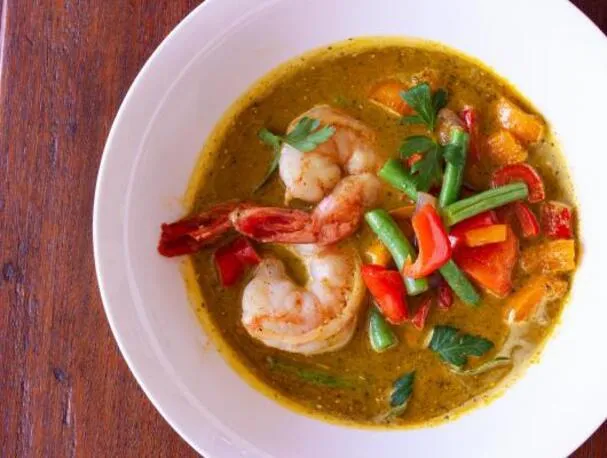 Gamberi con salsa di cocco, carote e zenzero