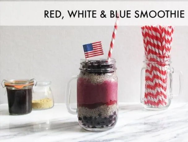 Smoothie rosso, bianco e blu