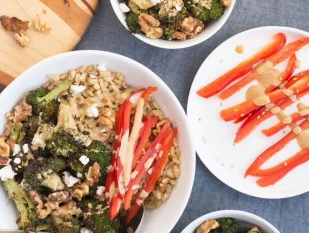 Ciotole di broccoli arrostiti con condimento cremoso al tahin